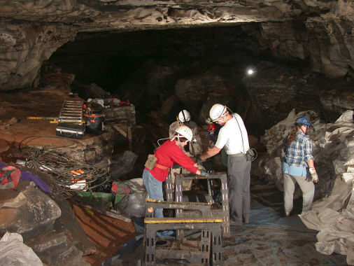 Vanderbilt_Hall_chop_shop_2_Aug_6_2002_RAO